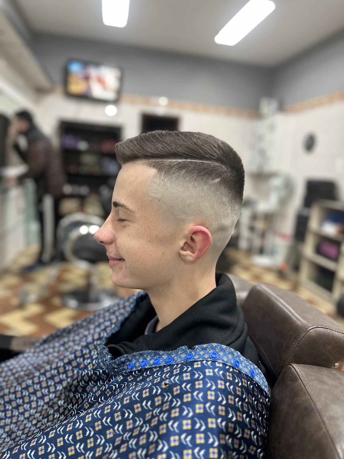 Corte clássico com risco lateral bem definido, feito na Barbearia André